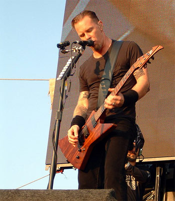 prague_2004_james_hetfield.jpg